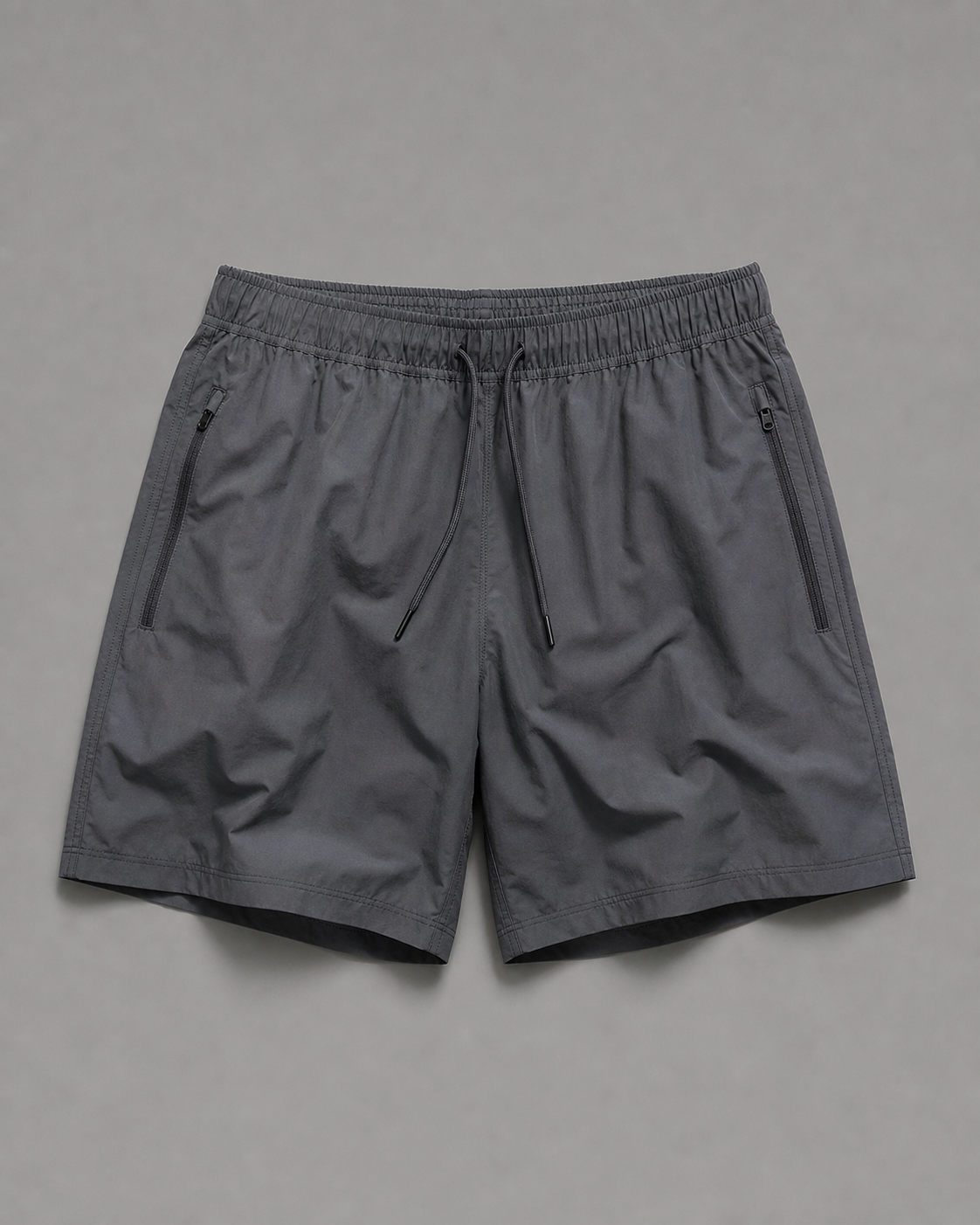 Short Relay Nylon Short slate de nylon técnico, fotografía frontal de producto en estudio.