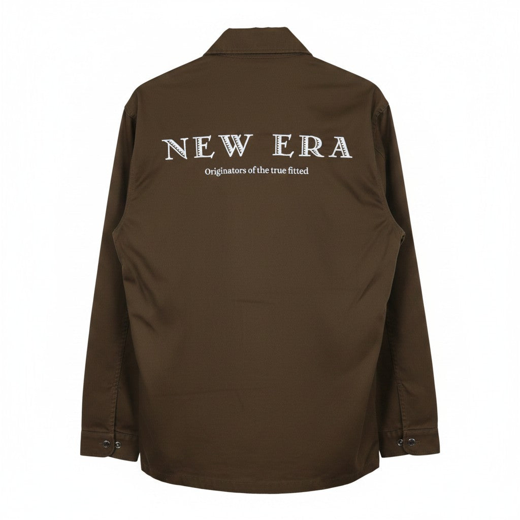 Chamarra New Era Basi Chocolate Work Jacket marrón para hombre - vista posterior