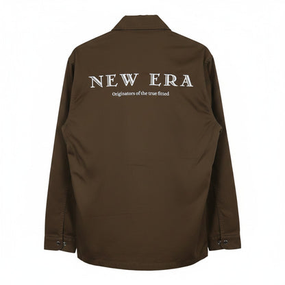 Chamarra New Era Basi Chocolate Work Jacket marrón para hombre - vista posterior