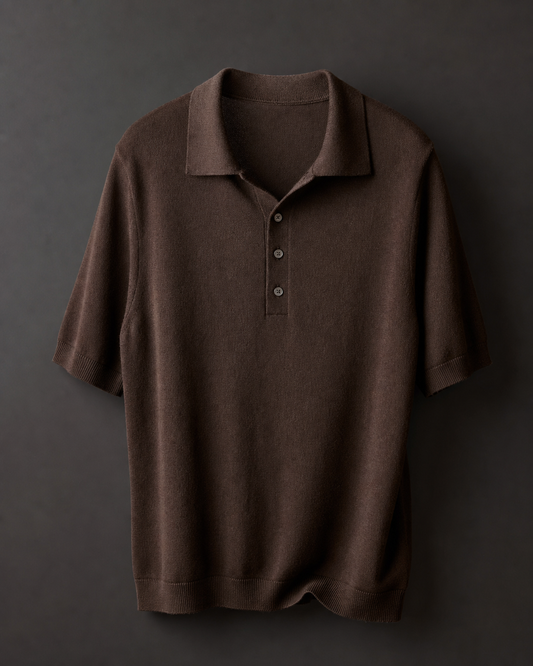 Polo Afterhours Knit Polo espresso de punto fino, fotografía frontal de producto en estudio.