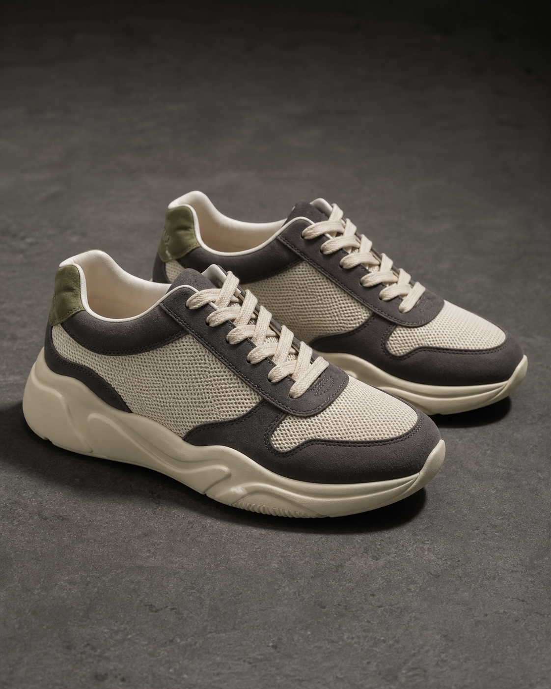 Sneaker Form 02 Low bone y graphite de malla y paneles mate, fotografía de producto en estudio.