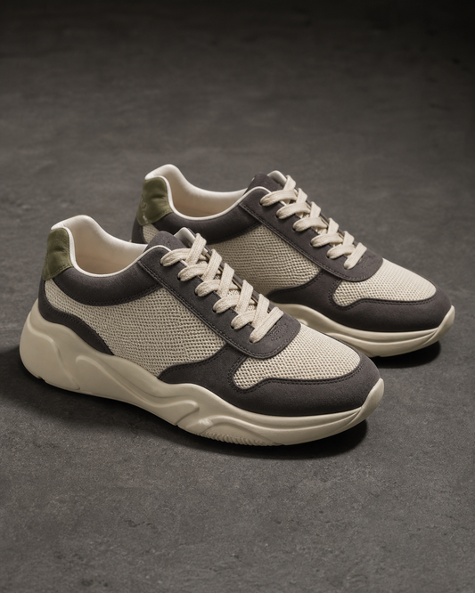 Sneaker Form 02 Low bone y graphite de malla y paneles mate, fotografía de producto en estudio.