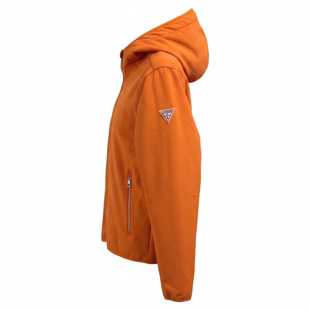 Chamarra softshell naranja LACEUP CO Guess con capucha, cierre frontal y parche del logo en la manga, vista lateral