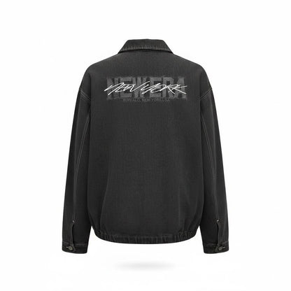 Chamarra de mezclilla negra LACEUP CO New Era Ode to NY con bordado gráfico en la espalda y costuras en contraste