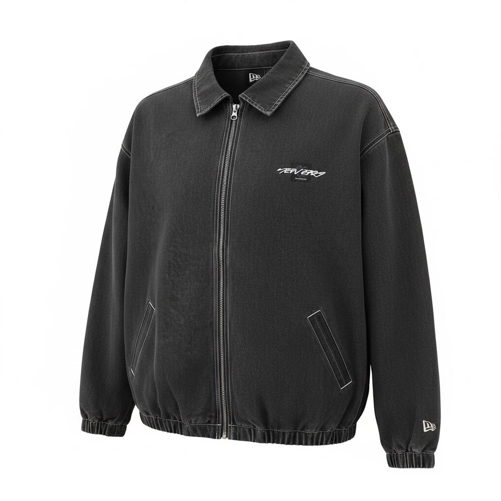 Chamarra de mezclilla negra LACEUP CO New Era Ode to NY con cierre frontal, costuras en contraste y logo bordado.
