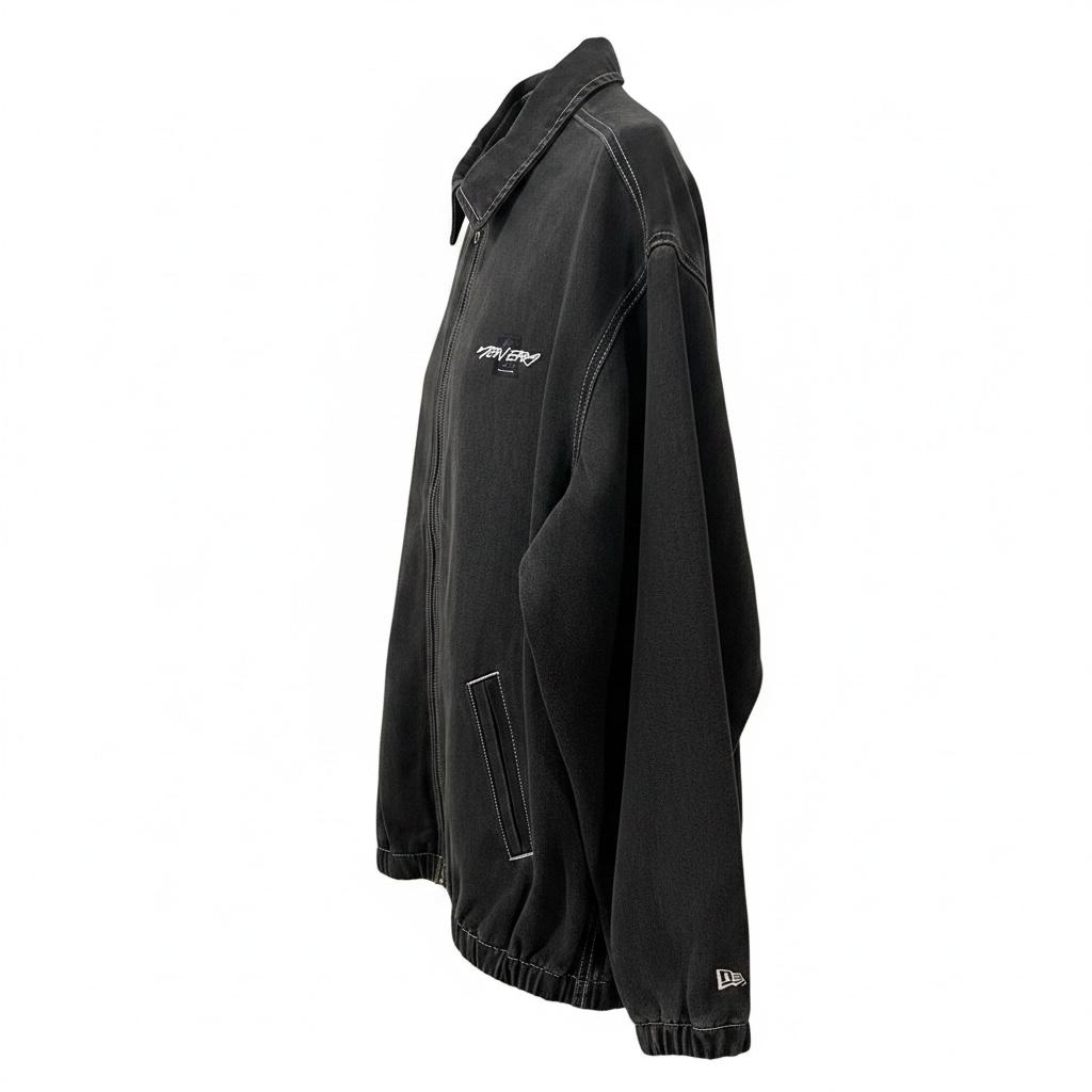 Chamarra de mezclilla negra LACEUP CO New Era Ode to NY con costuras en contraste y logo bordado en vista lateral