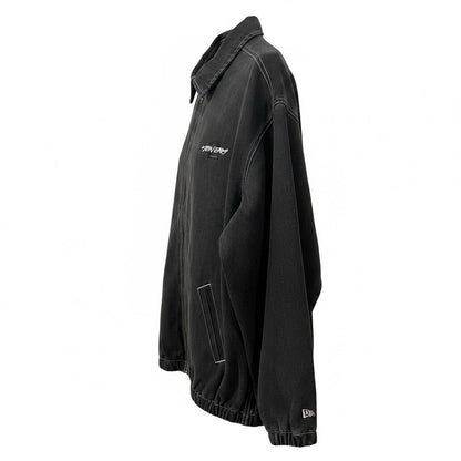 Chamarra de mezclilla negra LACEUP CO New Era Ode to NY con costuras en contraste y logo bordado en vista lateral