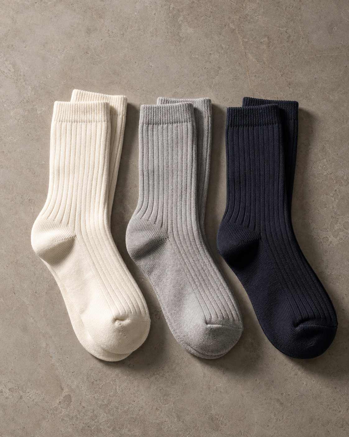 Pack Line Sock de tres calcetas acanaladas bone, ash e ink, fotografía de producto en estudio.