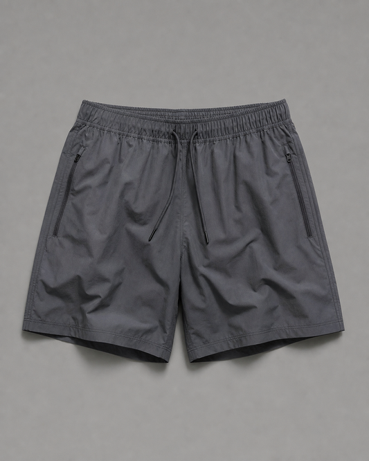 Short Relay Nylon Short slate de nylon técnico, fotografía frontal de producto en estudio.